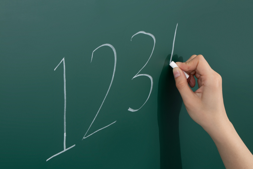 老师课堂教育实拍高清图版权图片下载