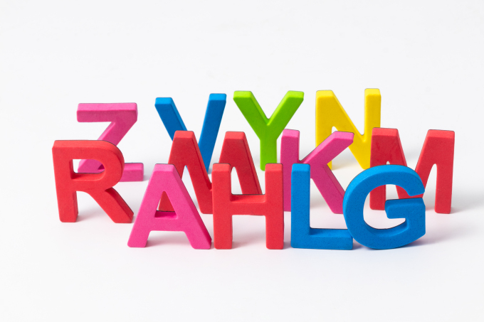 彩色字母积木摆放高清图