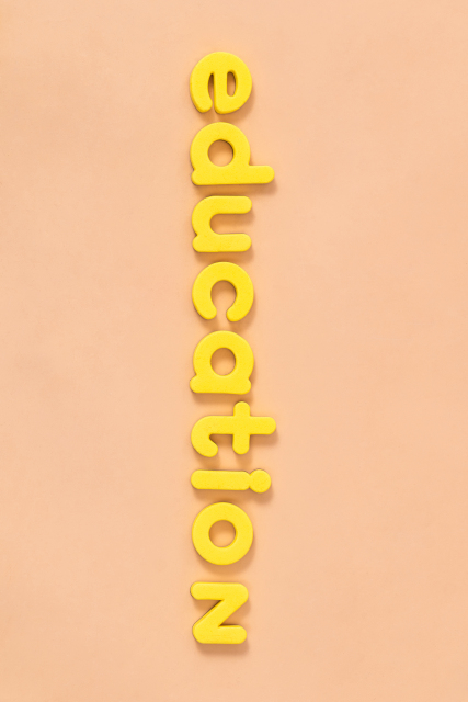 黄色英文字母积木单词拼接图