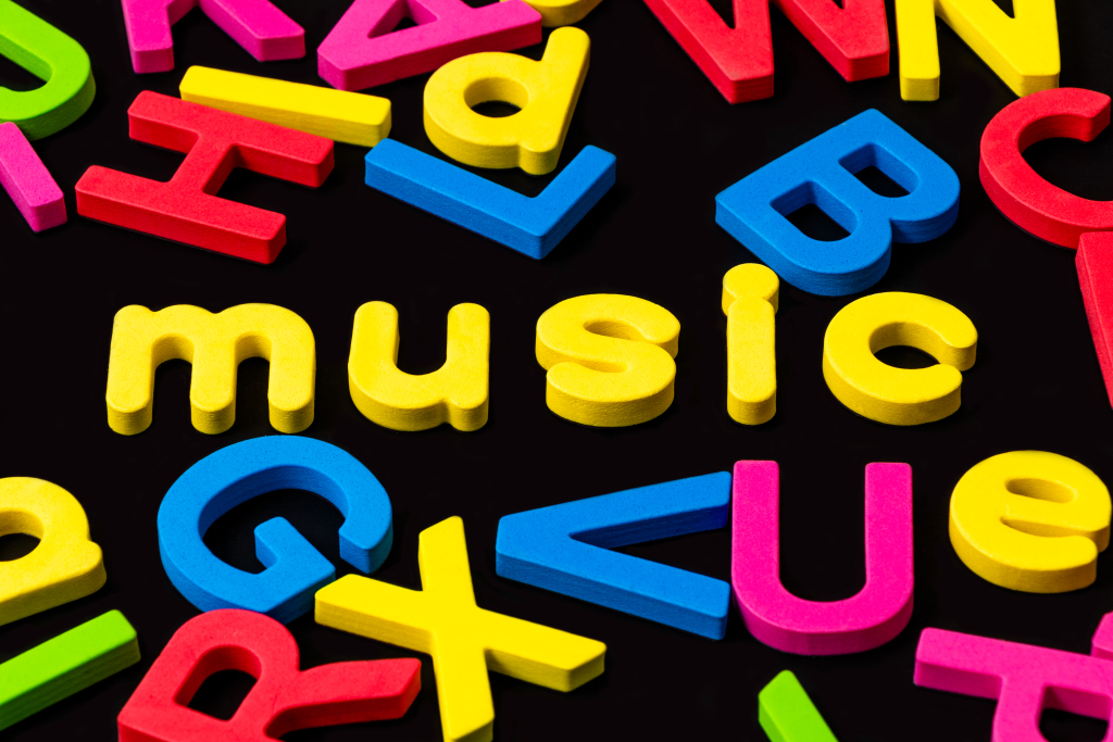 彩色积木拼写单词实拍图版权图片下载