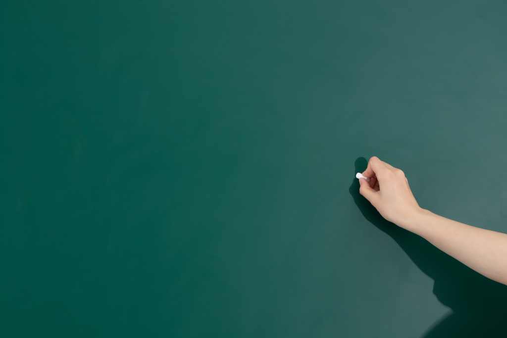 课堂黑板书写教学实拍图版权图片下载