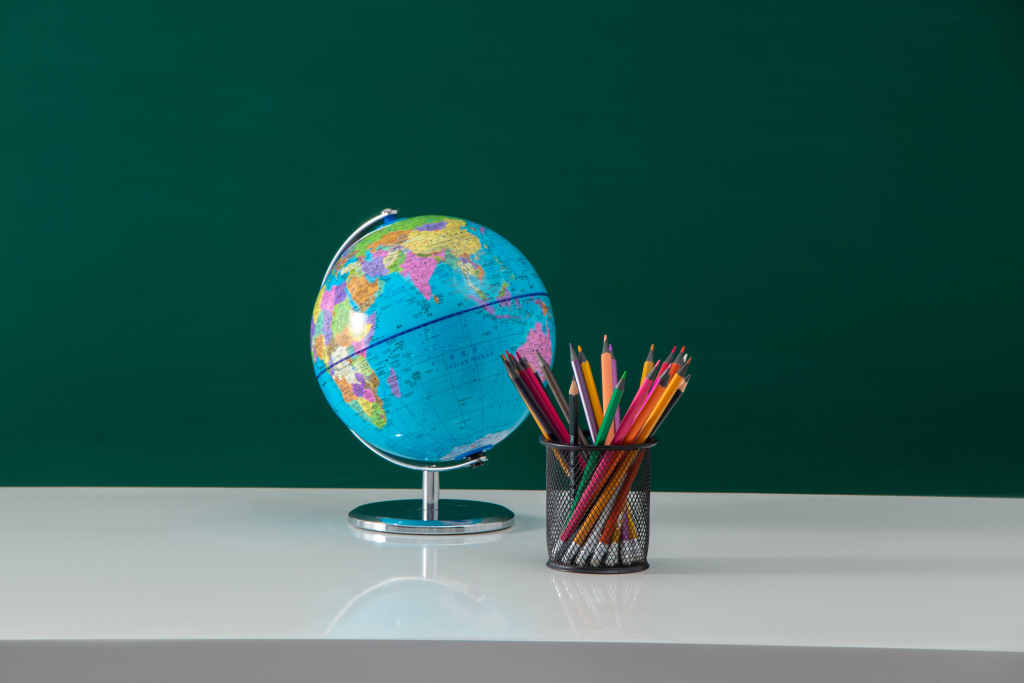 老师课堂讲课教学用品实拍图版权图片下载