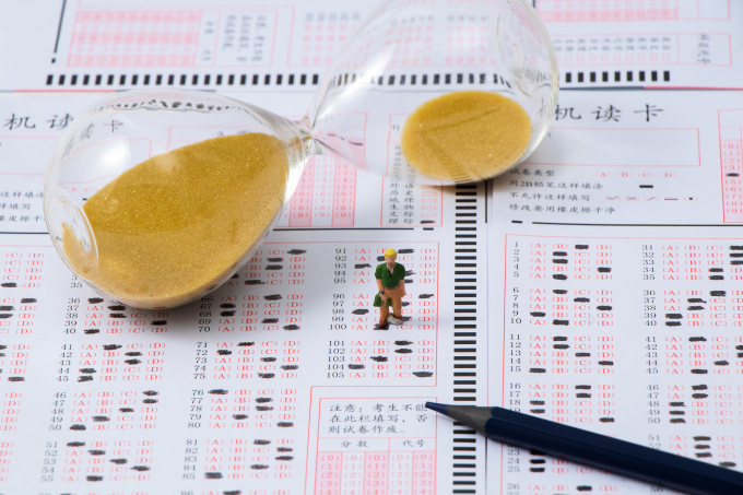 考试用笔2B铅笔近景实拍图