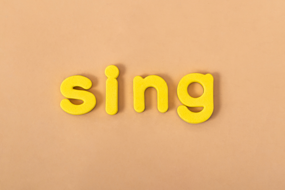 黄色英文单词sing实拍图