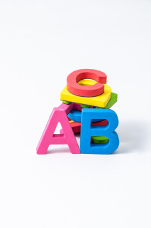 儿童彩色英文字母堆叠实拍图