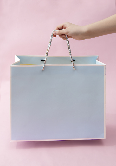 白色粉边高档购物店实拍图