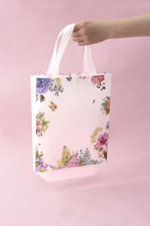 花卉环绕的购物袋实拍图