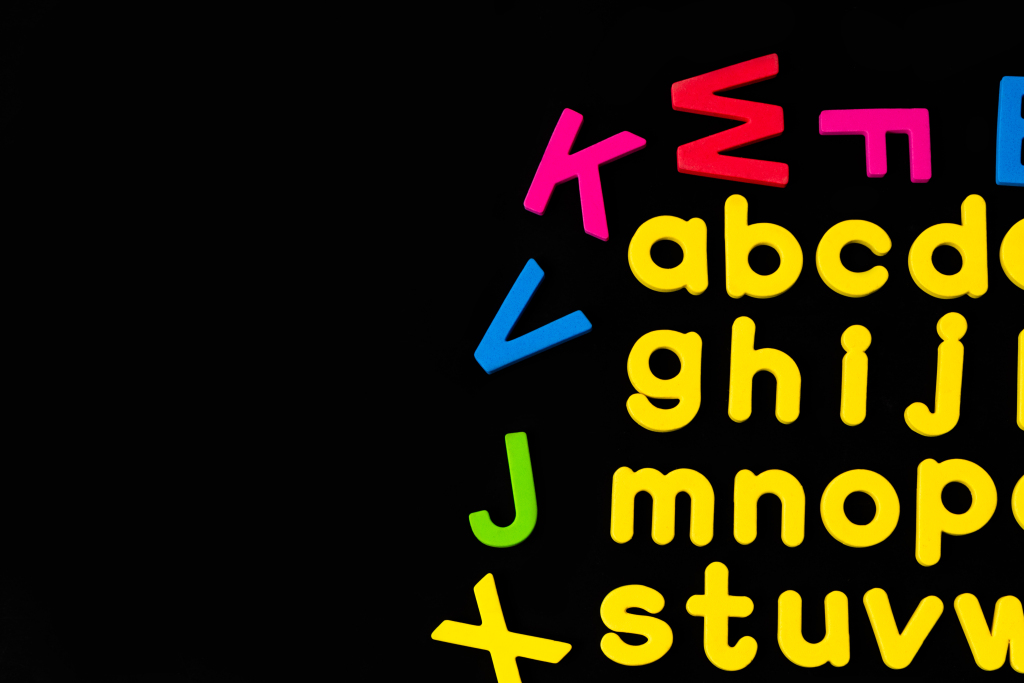 堆积摆放的英文积木版权图片下载