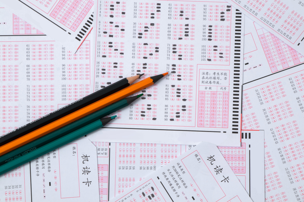 散落的答题卡俯拍高清图版权图片下载