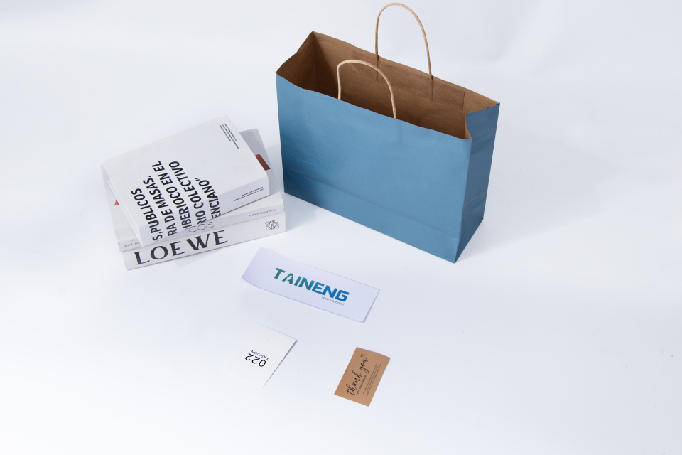 蓝色牛皮纸购物袋俯拍高清图