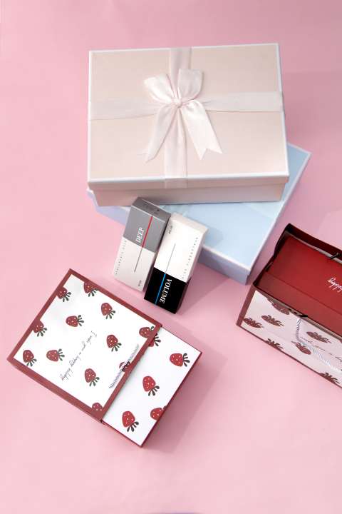 漂亮的草莓礼物包装盒实拍图版权图片下载