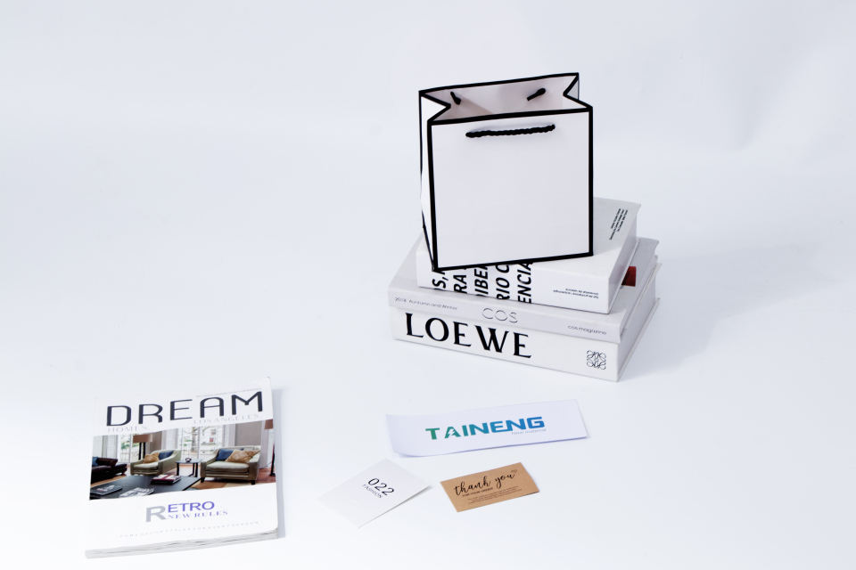 白色黑边商场购物袋高清图