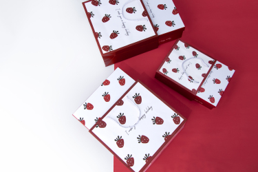 草莓图案的礼物包装盒实拍图