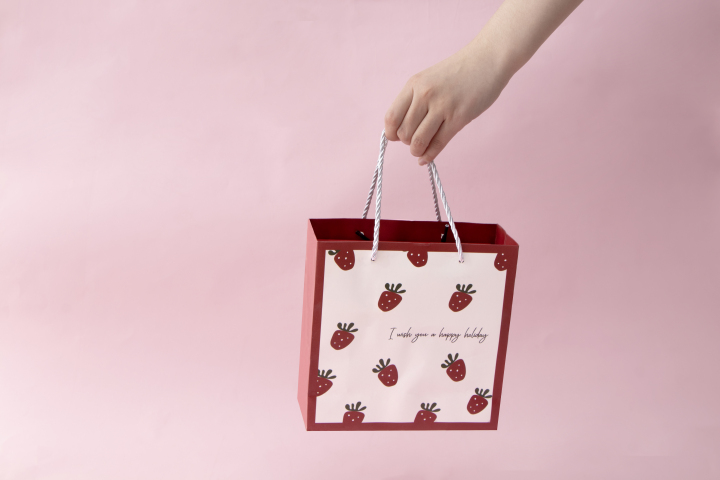 可爱的草莓图案礼品袋实拍图版权图片下载