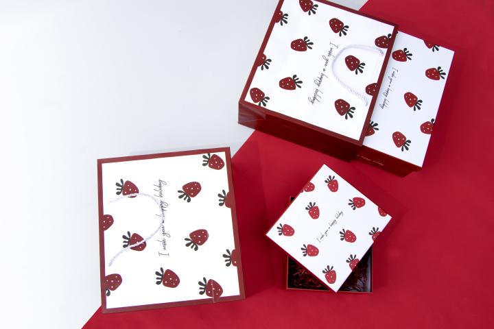 漂亮的草莓图案礼品袋高清图版权图片下载