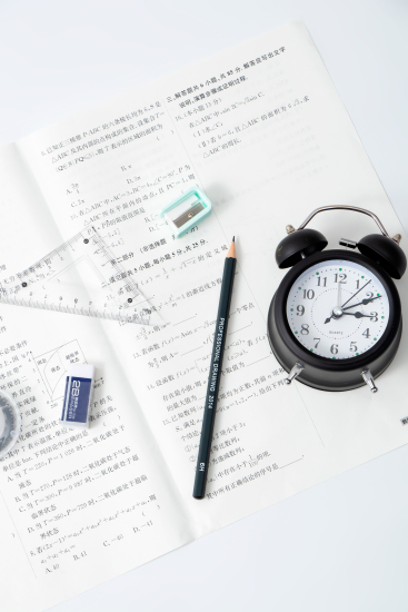 闹钟计时高校期末数学考试实拍图