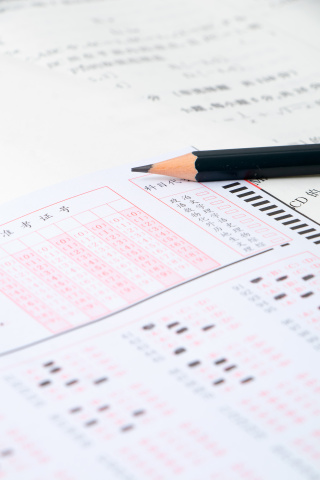 考生专心核对数学答题卡答案实拍图