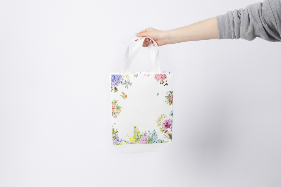 白底鲜花塑料购物袋高清图