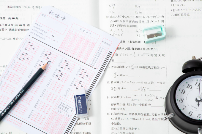 考生考场认真紧张答题实拍图