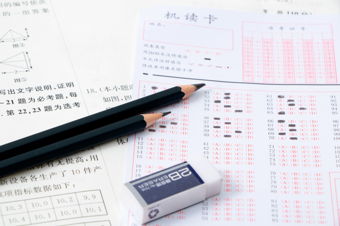 铅笔仔细填涂答题卡实拍图