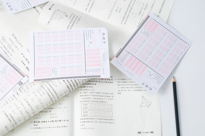 摆满桌子的数学考试试卷实拍图