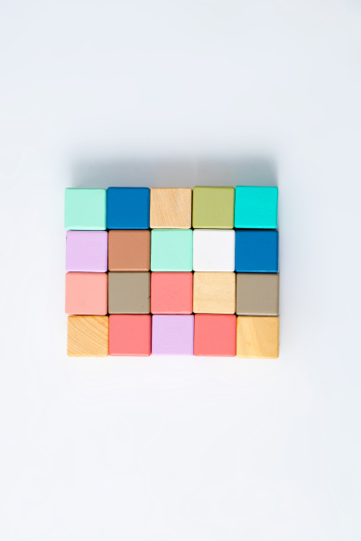 整齐排列的彩色积木实拍图
