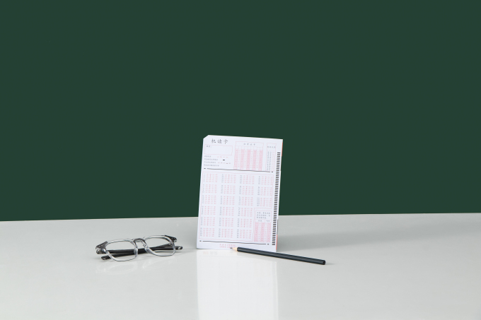 绿色黑板背景答题卡实拍图