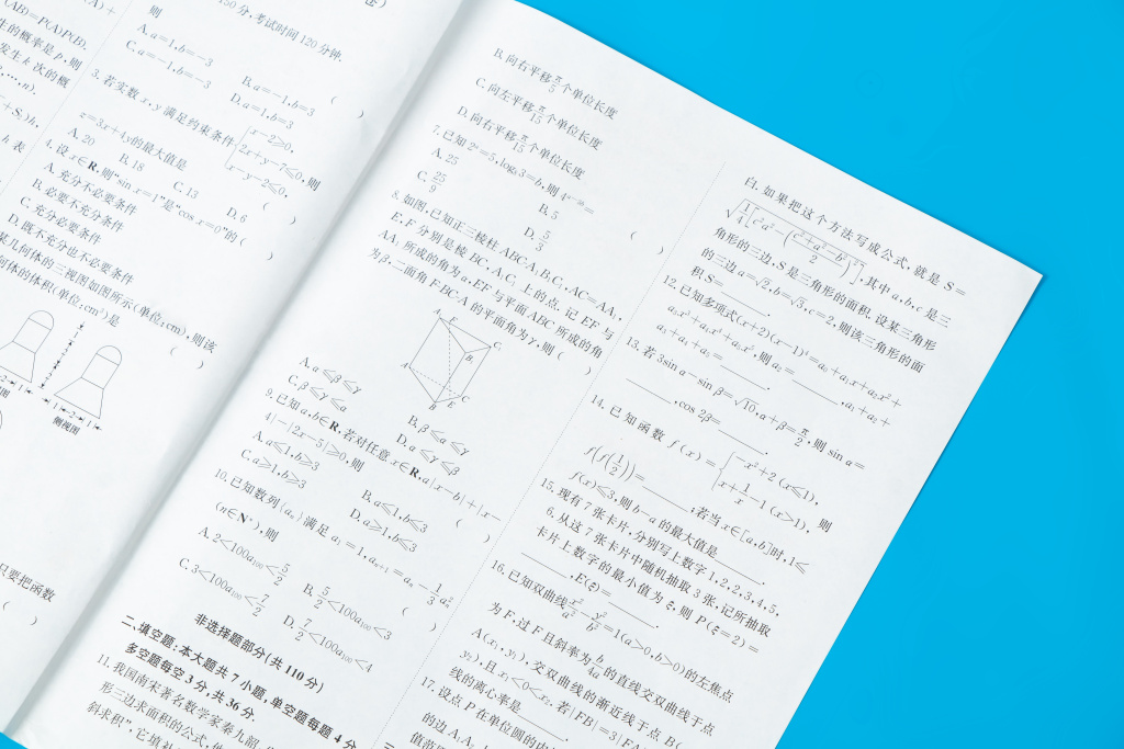 考场考试中试卷实拍图版权图片下载