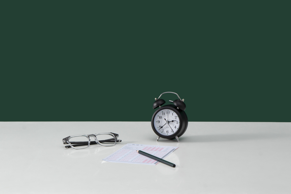 中考答题卡黑色闹钟高清图