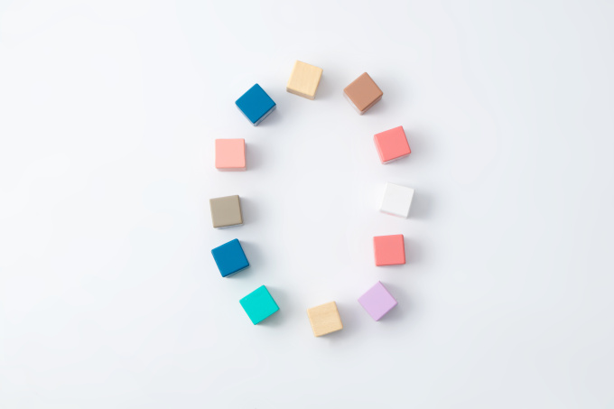 拼成数字0的彩色积木实拍图