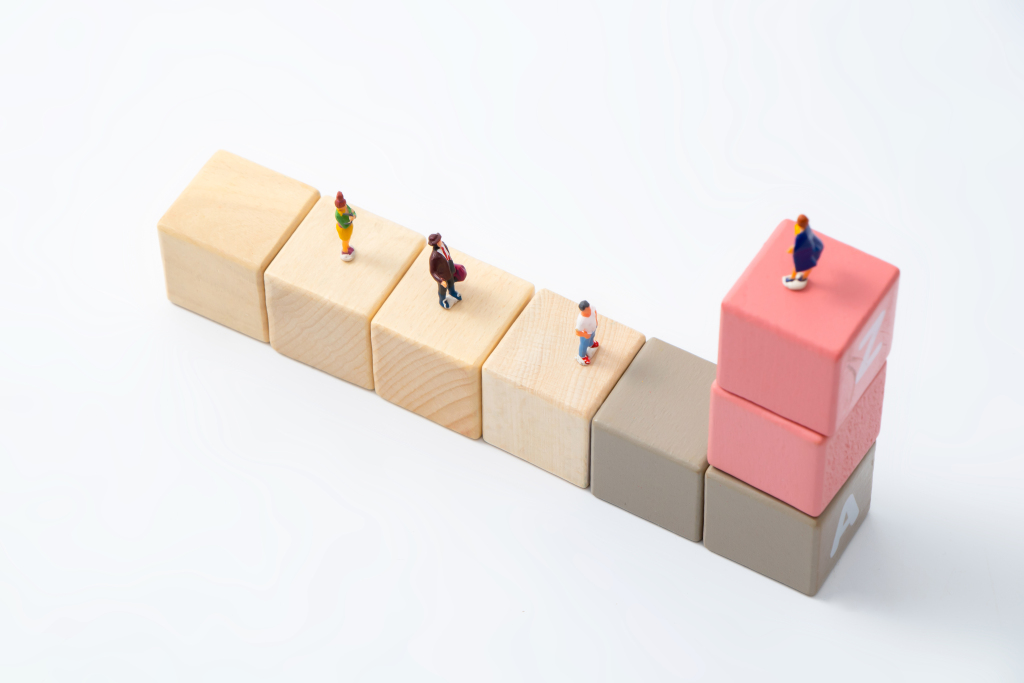 顶视搭建好的L型积木和四个小人偶高清图版权图片下载