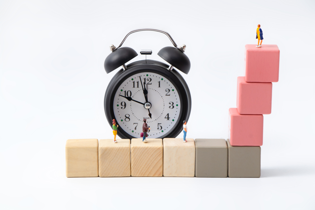 超大闹钟和八块积木高清图版权图片下载