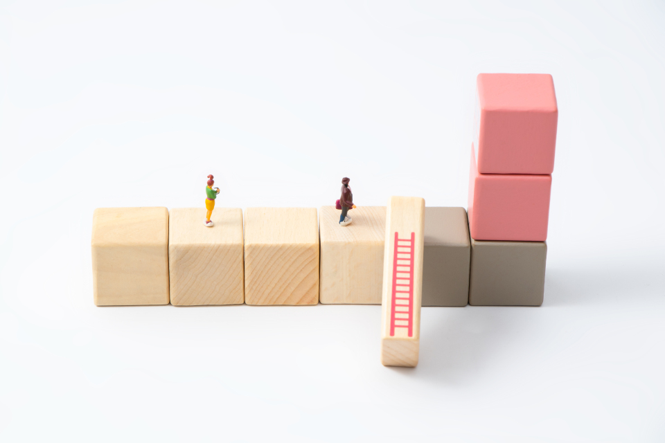 依靠在积木上的橡皮擦高清图