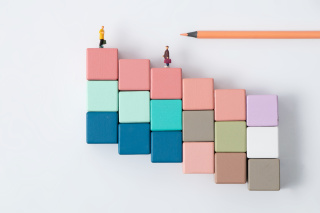 铅笔和彩色的方块积木高清图