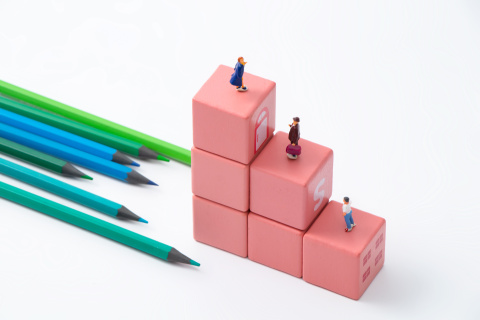 彩色铅笔和搭建好的积木高清图