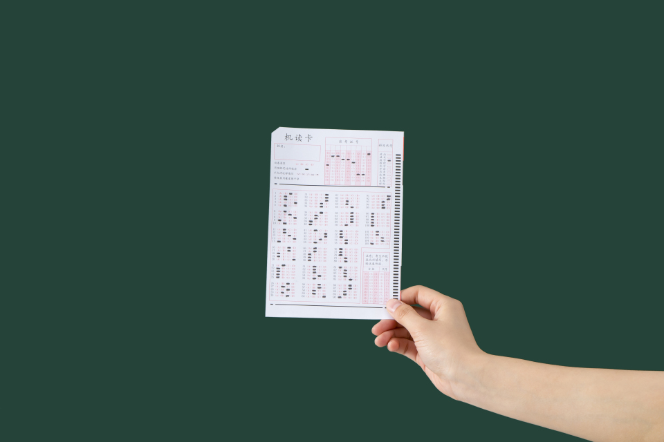 手拿答题卡讲解使用规范高清图