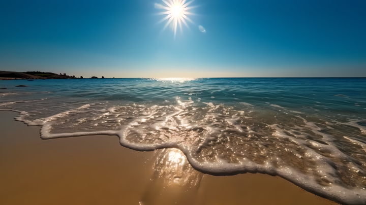 细软海滩阳光下的透明海浪版权图片下载
