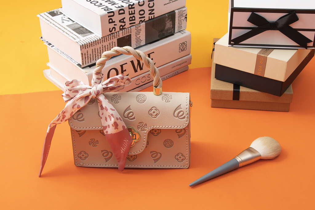 新款甜美简约质感手提包实拍图版权图片下载