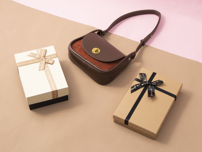 电商大牌质感包促销实拍图