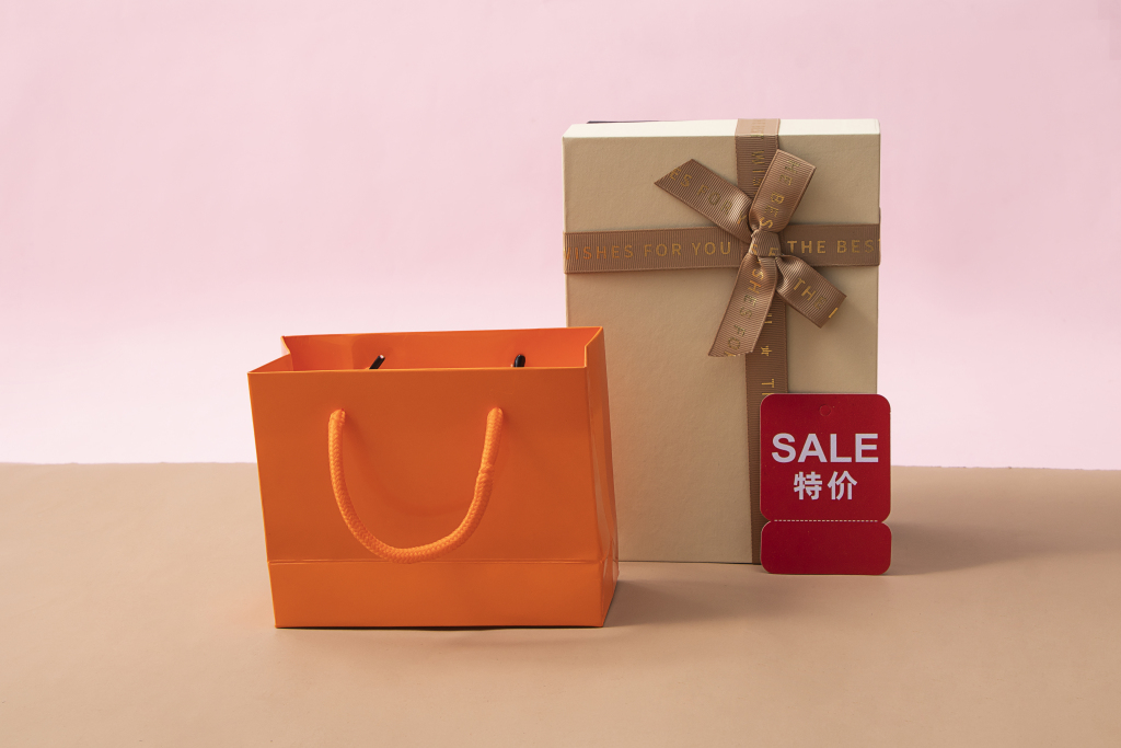 电商大促购物礼盒包装袋实拍图版权图片下载