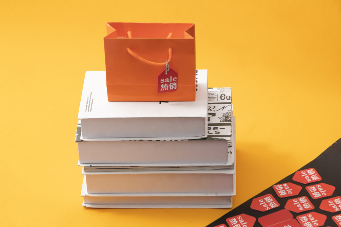 一摞书上面的手提袋高清图