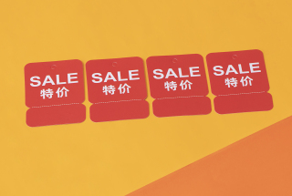 摆放整齐特价商品的标签高清图