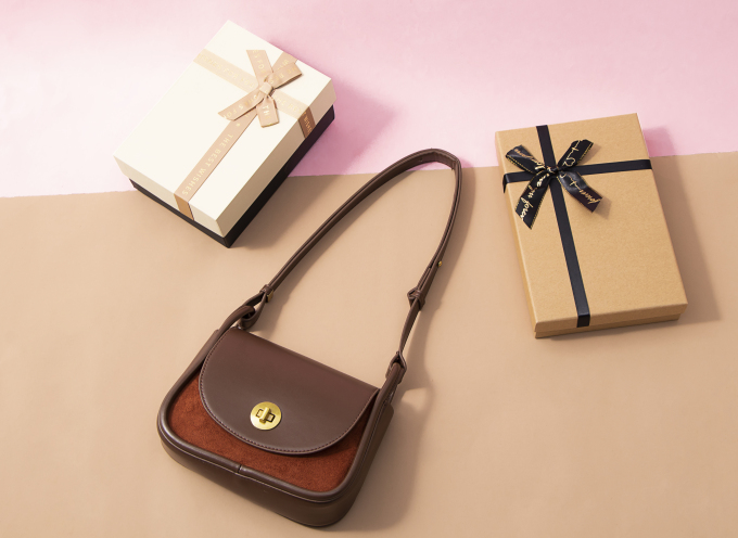 手提质感包包电商促销活动实拍图