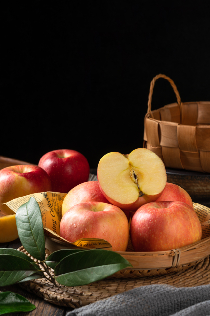 刚摘下来的红苹果高清图