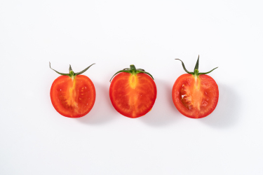 切开的红色小番茄高清图