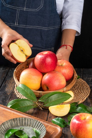 切开的大苹果和完整的大苹果高清图