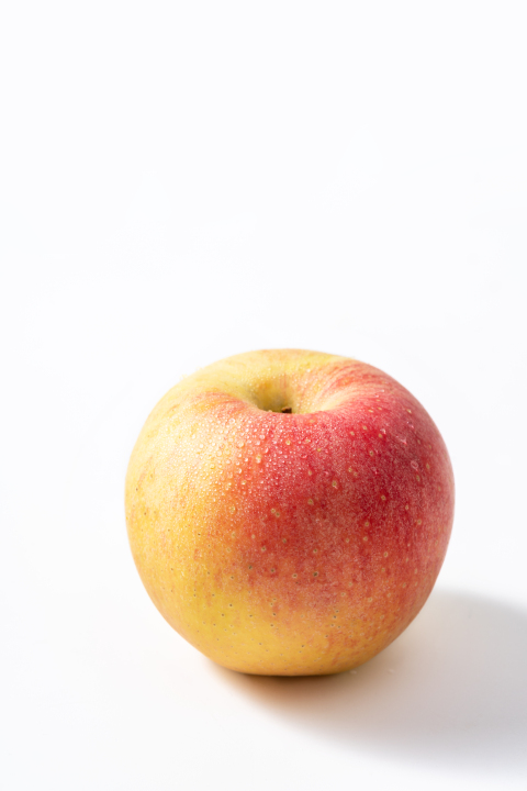 一个有大又甜的多汁苹果高清图版权图片下载