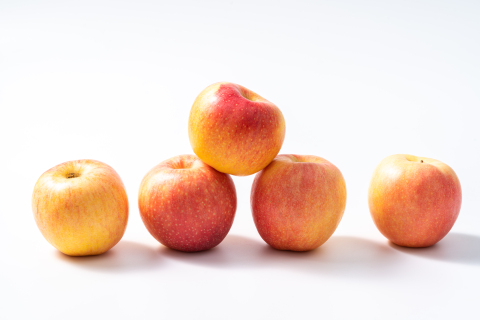 一排摆放的甜脆苹果高清图