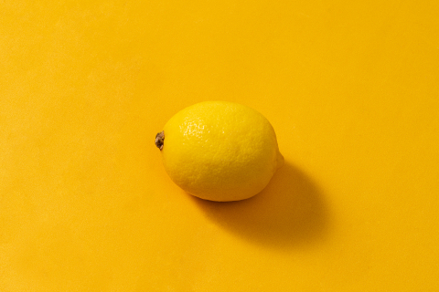 明亮暖色调整个新鲜柠檬实拍图