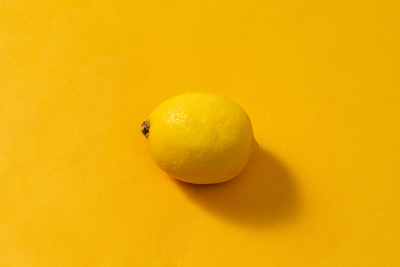 明亮暖色调整个新鲜柠檬实拍图